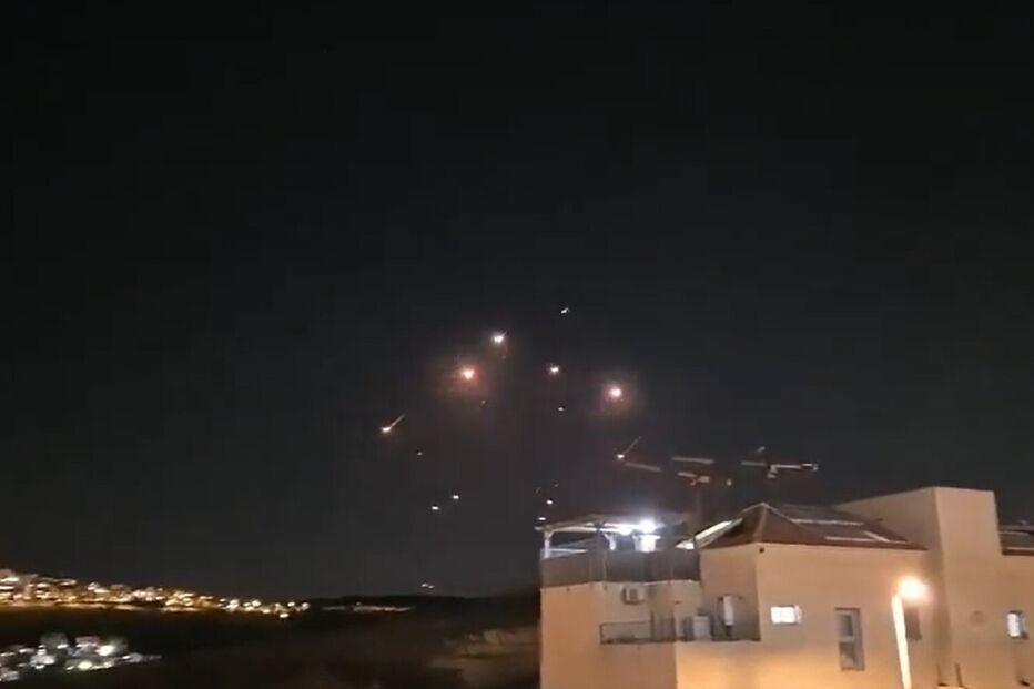 Mísseis balísticos iranianos visam Israel durante conflito no Médio Oriente