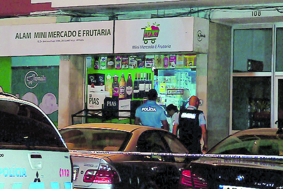 Polícia investiga homicídio em minimercado no Feijó, Almada