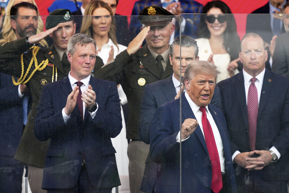 Trump participa em desfile militar com protestos agendados contra as suas políticas