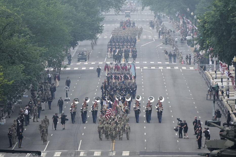 Desfile militar em Washington coincide com protestos contra Trump e aniversário do exército