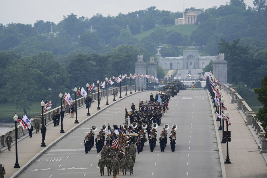 Desfile militar em Washington coincide com protestos contra Trump pelo aniversário do exército