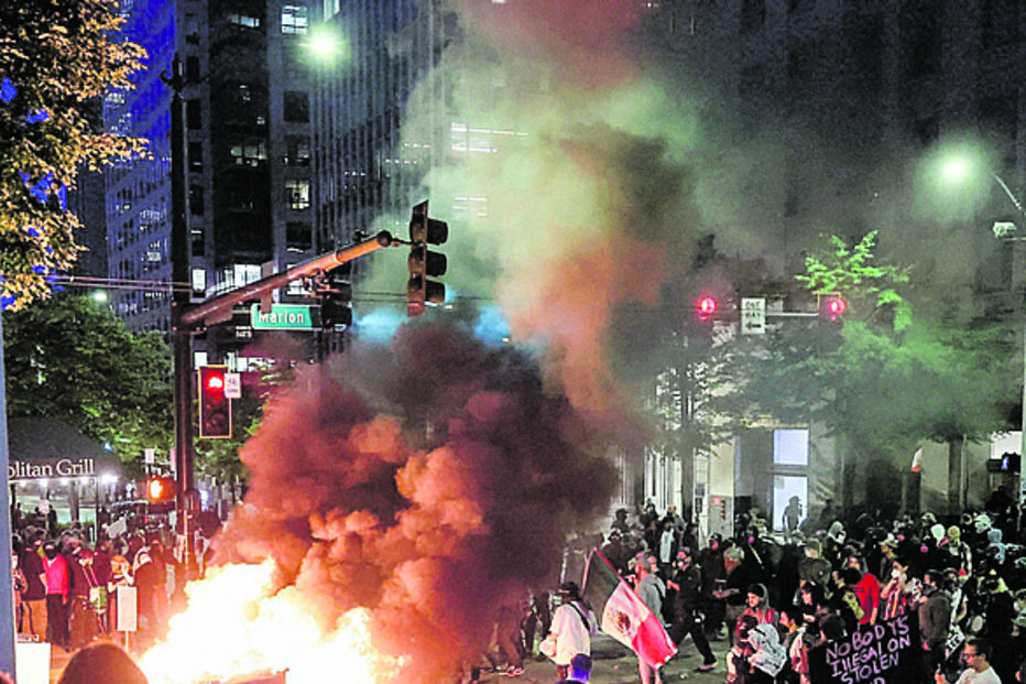 Protesto contra a imigração em Seattle com cartazes contra o ICE