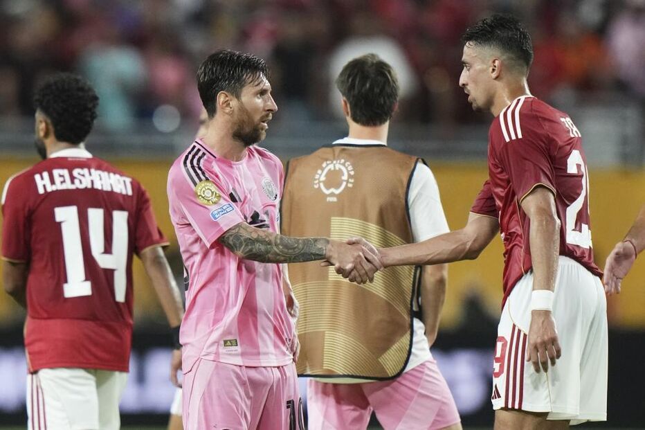 Messi e um jogador do Al Ahly cumprimentam-se antes do jogo em Miami