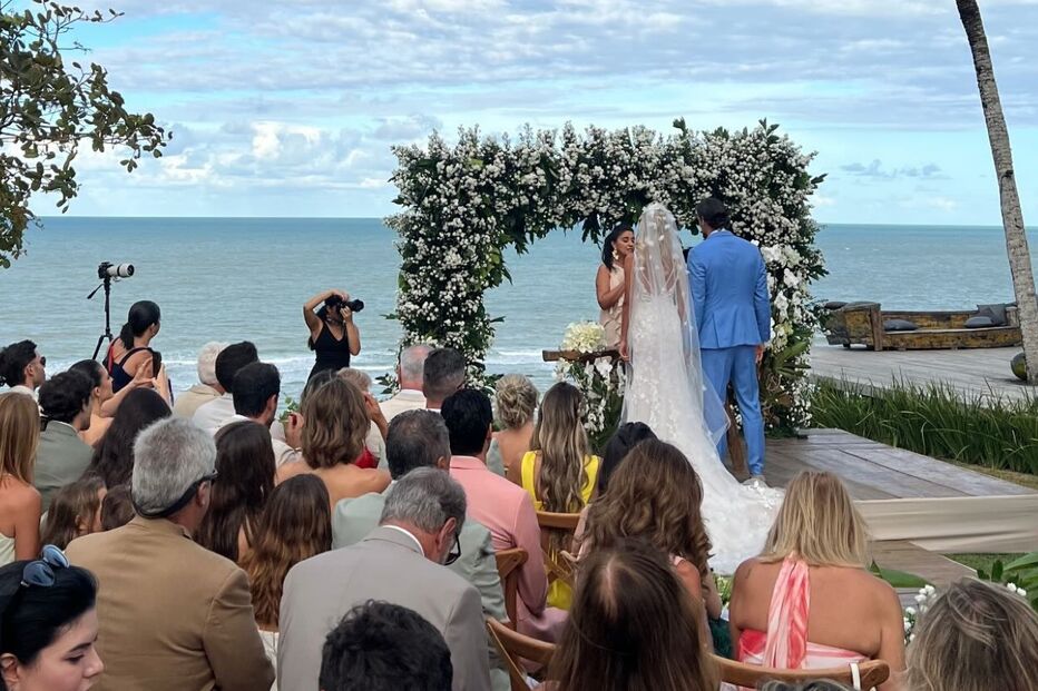 Casamento de Gonçalo Paciência e Priscilla Tollini na Baía, Brasil, com família e amigos