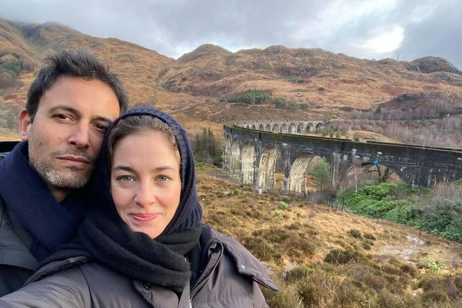 Casal visita o Viaduto Glenfinnan, na Escócia, num dia nublado