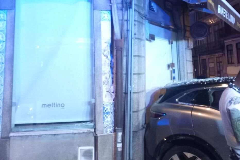 Colisão de carros danifica fachada de café e fere dois no Porto