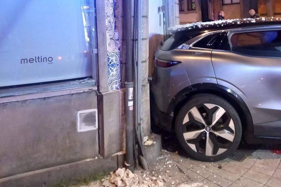 Colisão danifica fachada de café no Porto; dois feridos ligeiros