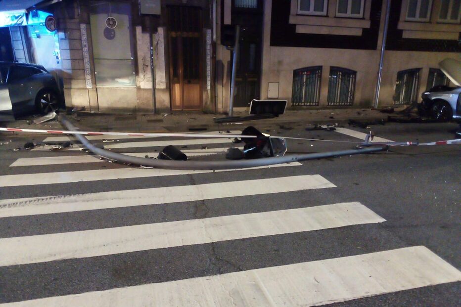 Colisão no Porto causa danos em café e semáforos; dois feridos ligeiros