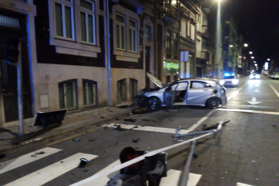 Colisão no Porto causa danos em café e fere passageiro irlandês