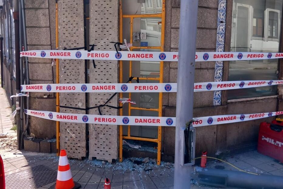 Colisão danifica fachada de café no Porto; dois feridos ligeiros