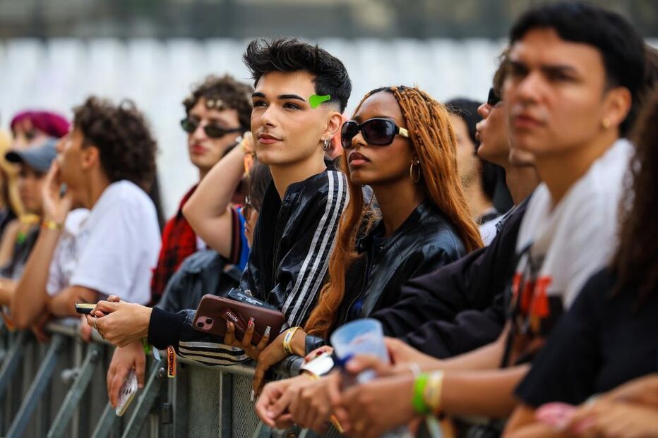 Pessoas assistem ao festival Kalorama