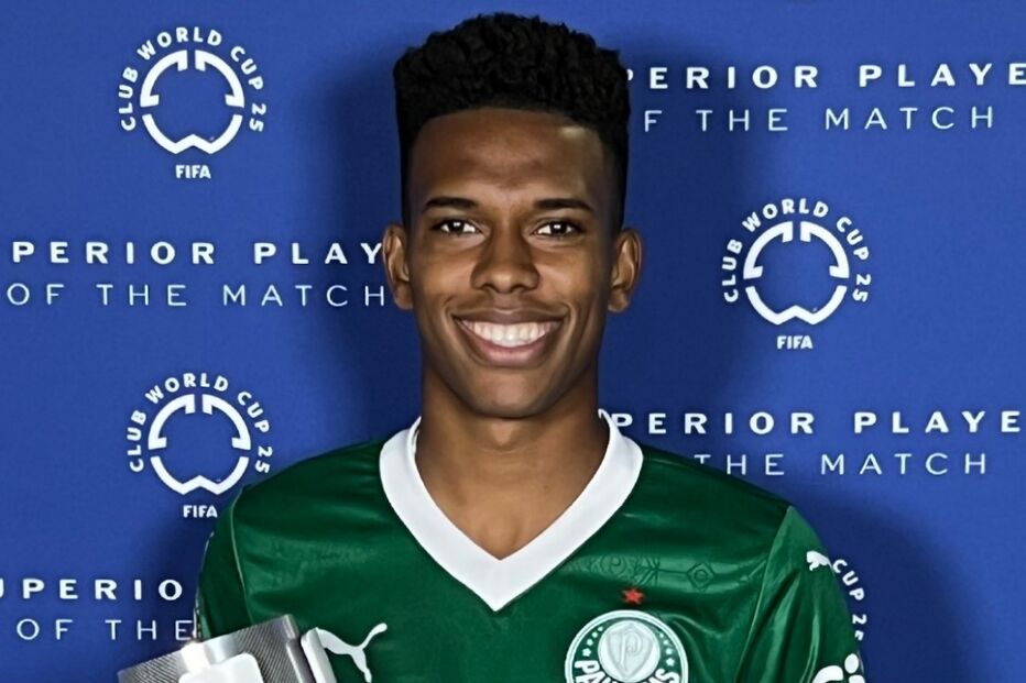 Jogador do Palmeiras recebe troféu de melhor em campo no Mundial de Clubes FIFA 2025