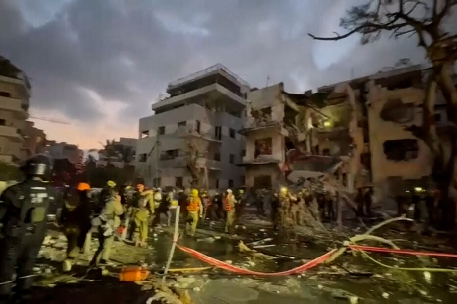 Edifícios destruídos após ataque do Irão no centro de Israel.
