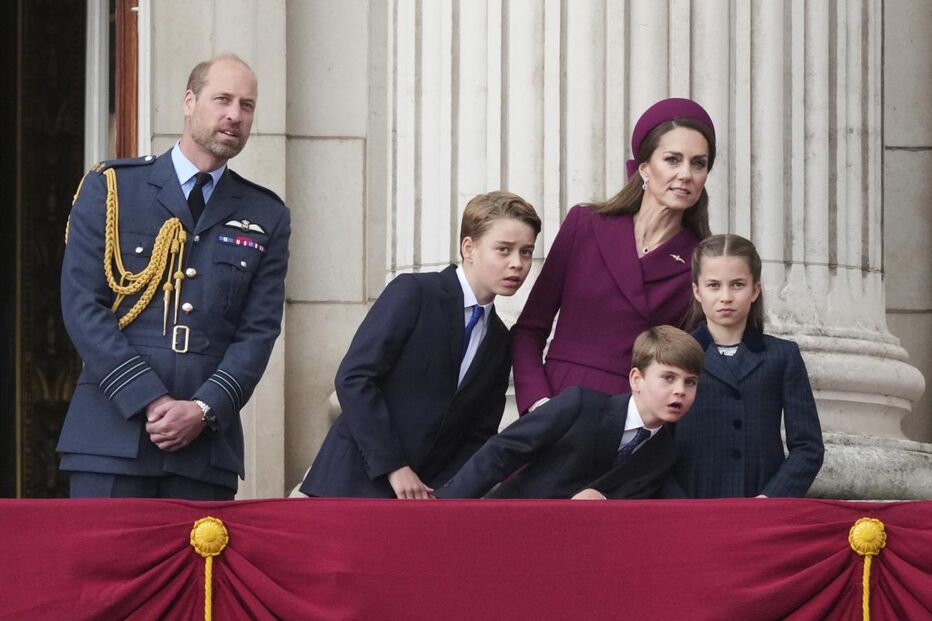 A família real britânica junta-se no varandim do Palácio de Buckingham.
