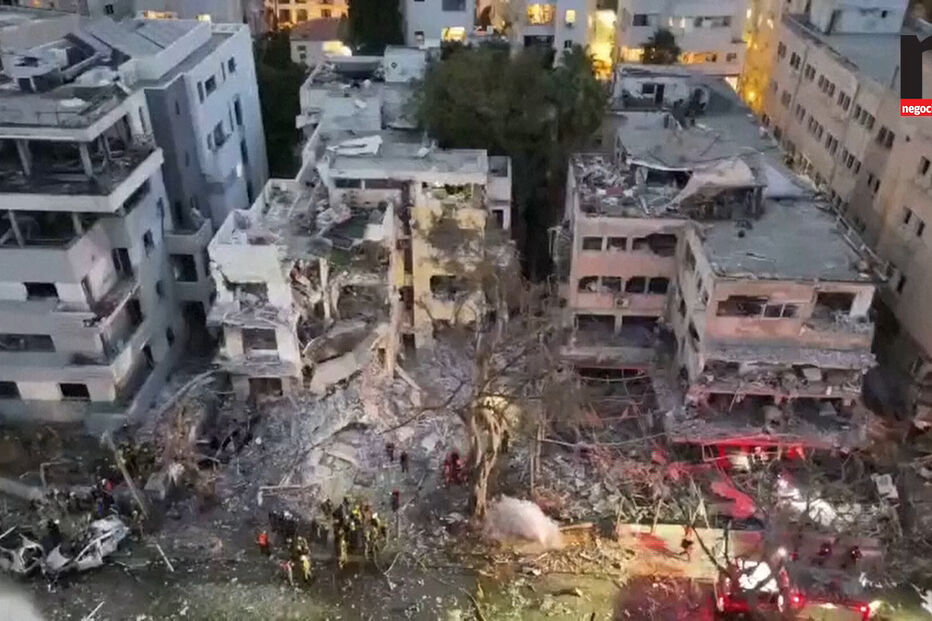 Edifícios destruídos após ataque em Gaza, equipas de resgate no local