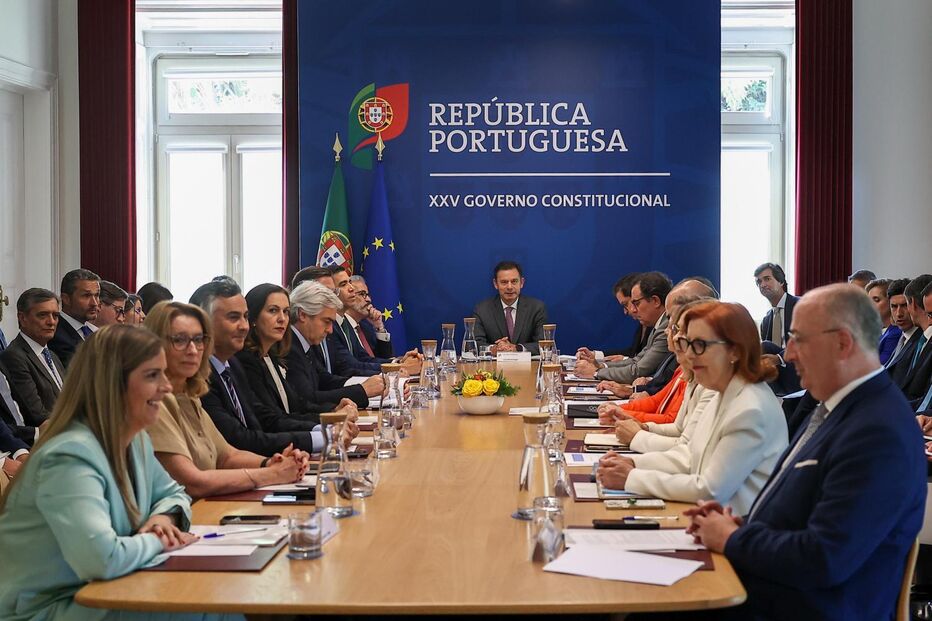 Governo português debate programa com descida de impostos e subida de salários