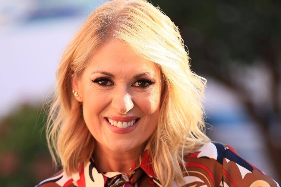 Retrato de rosto sorridente de Cristina Ferreira com blusa estampada