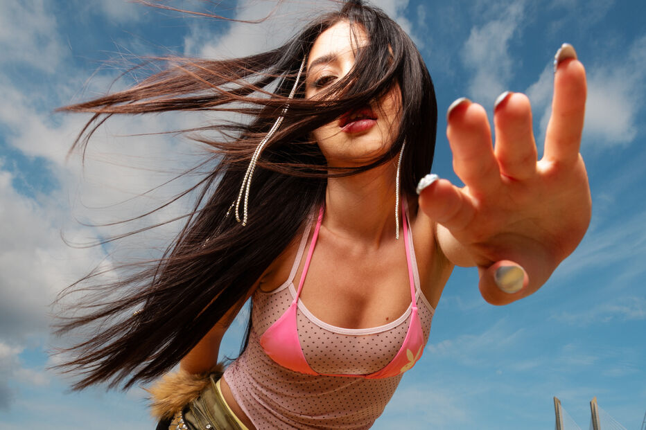 India Malhoa lança novo videoclipe 'Pedalar' com Bombeiros Voluntários da Ajuda