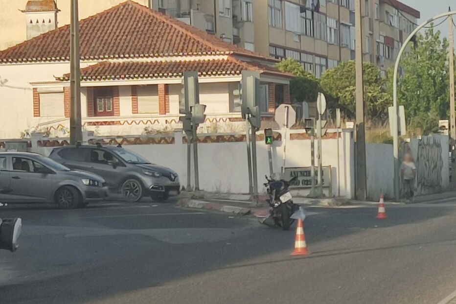 Motocicleta no chão após acidente na estrada