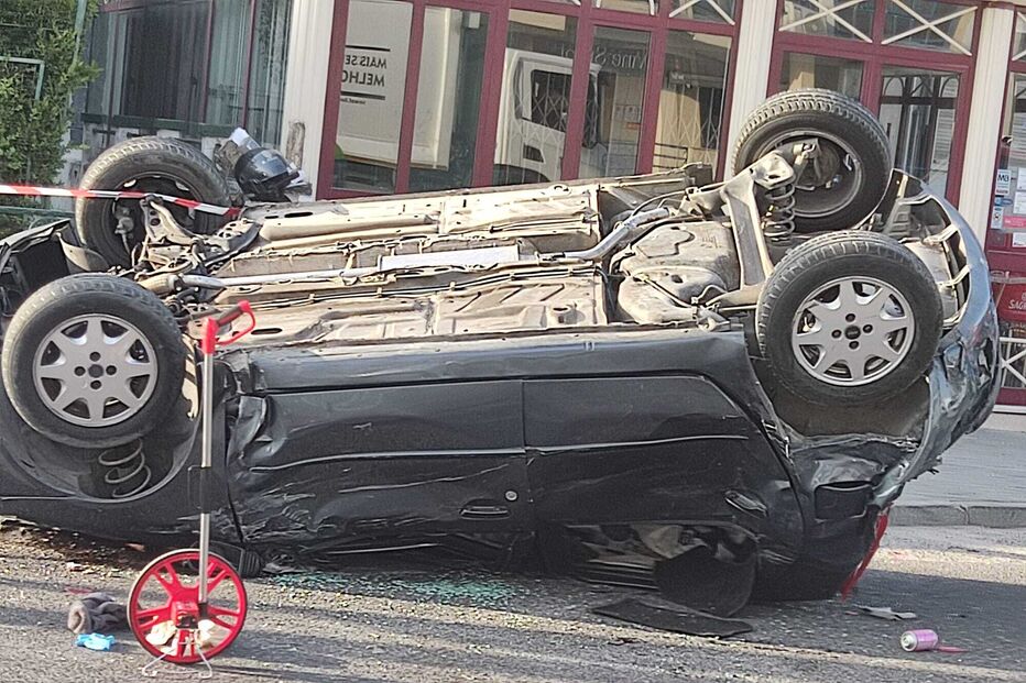 Carro capotado na estrada após acidente