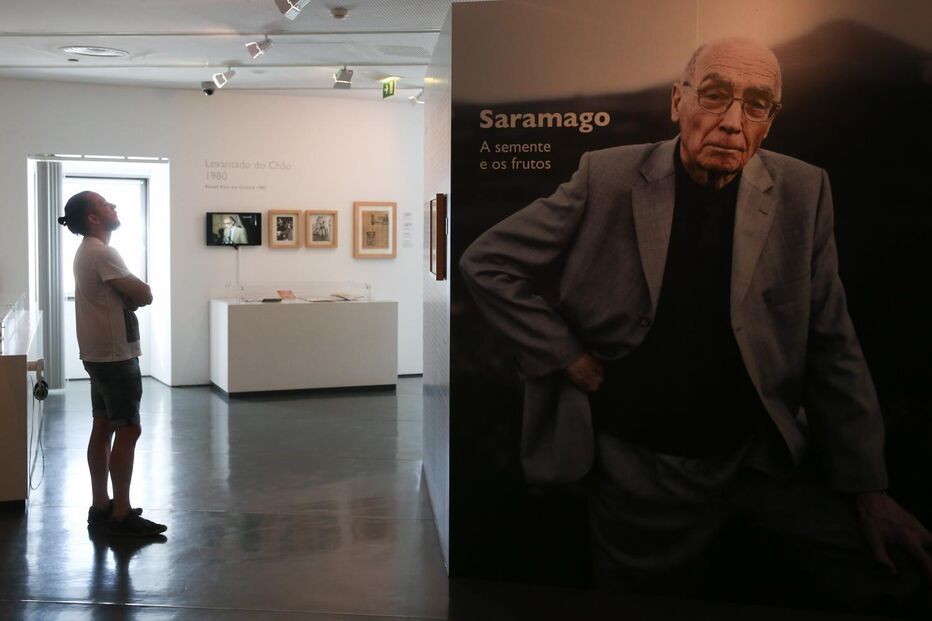 Visitante observa exposição 