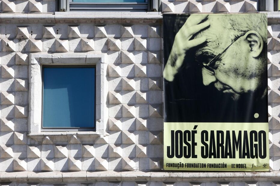 José Saramago é homenageado num cartaz da fundação com o seu nome