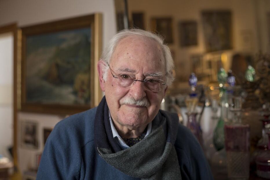 Retrato de José Saramago com um lenço ao pescoço