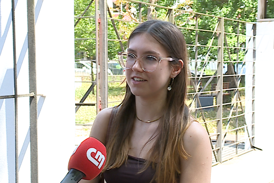 Alunos reagem ao exame de Português na Escola Clara de Resende, Porto.
