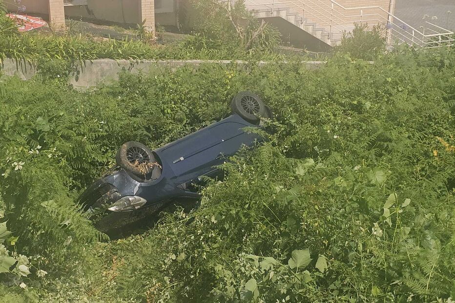Colisão entre carro e viatura bombeiros da Feira em Canedo. Bombeira de Crestuma ferida e levada ao hospital