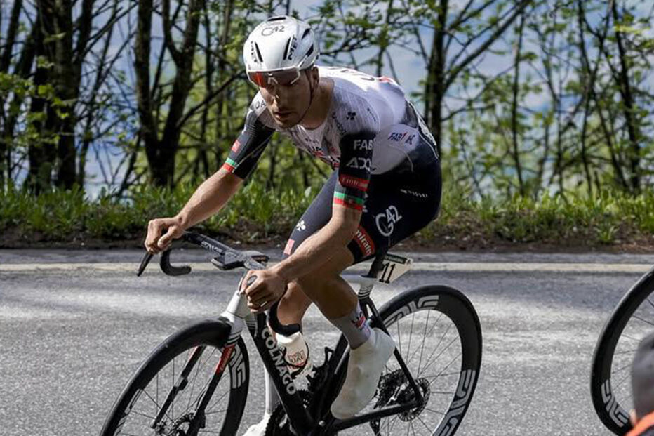 Ciclista compete em prova de ciclismo de estrada