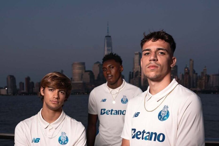 Jogadores do FC Porto apresentam nova camisola com o skyline de Nova Iorque ao fundo