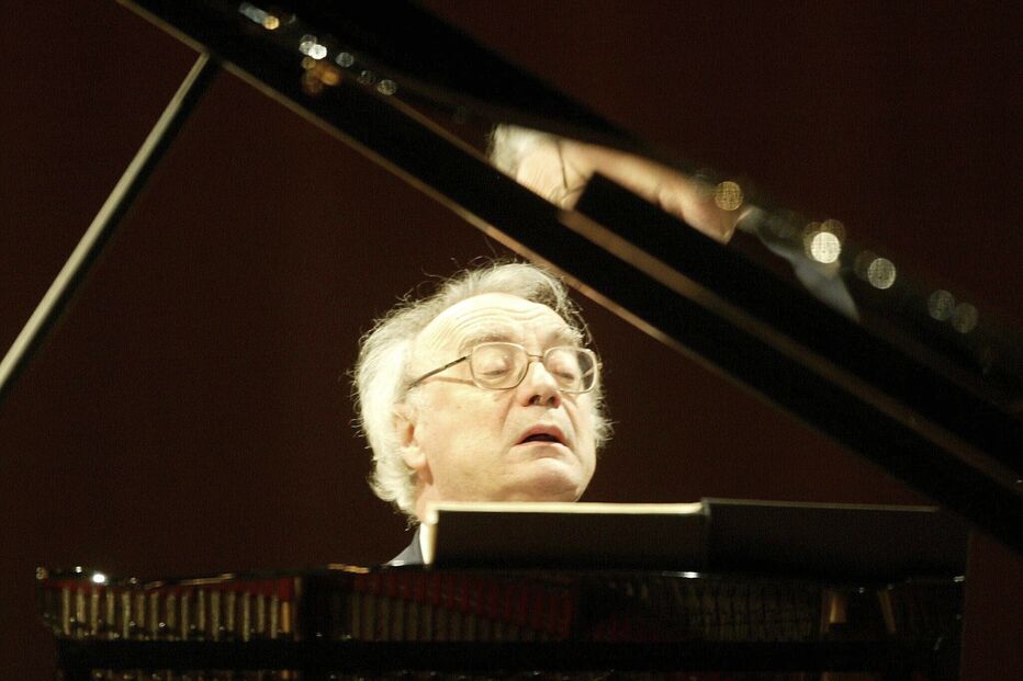 Morreu Alfred Brendel, pianista austríaco, em Londres, aos 94 anos