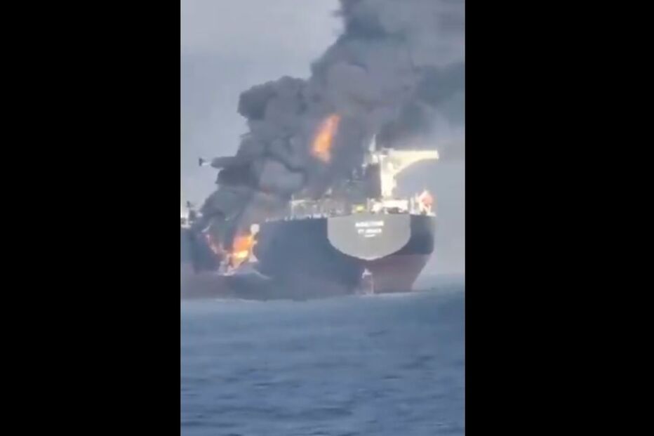 Navios petroleiros colidem no Estreito de Ormuz; Guarda Nacional dos Emirados resgata tripulantes