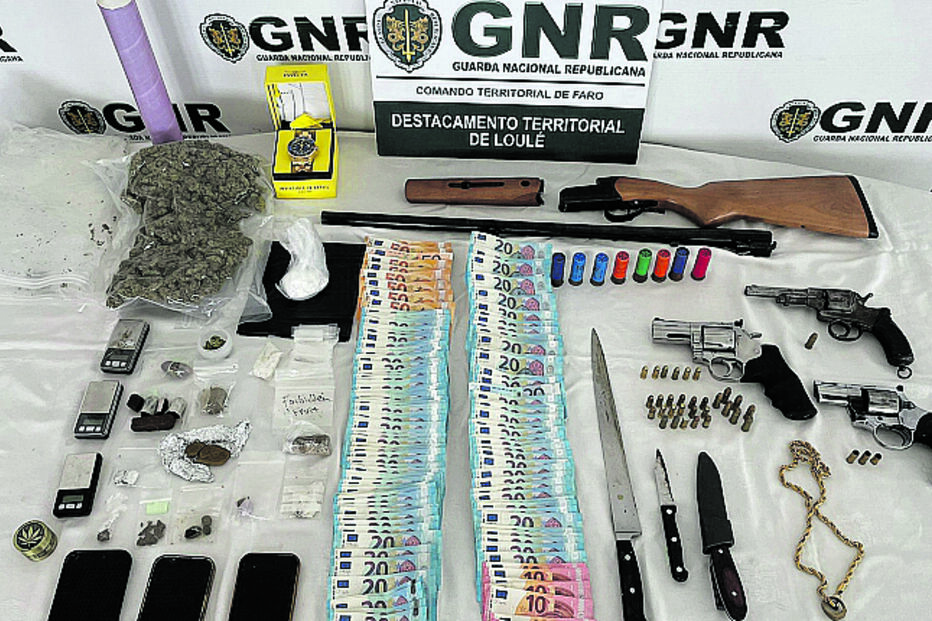 A GNR apreendeu armas, droga e dinheiro em Loulé, no Algarve
