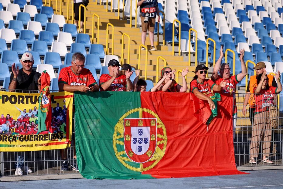 Adeptos apoiam a seleção portuguesa no Europeu Feminino Sub-19, Polónia 2025