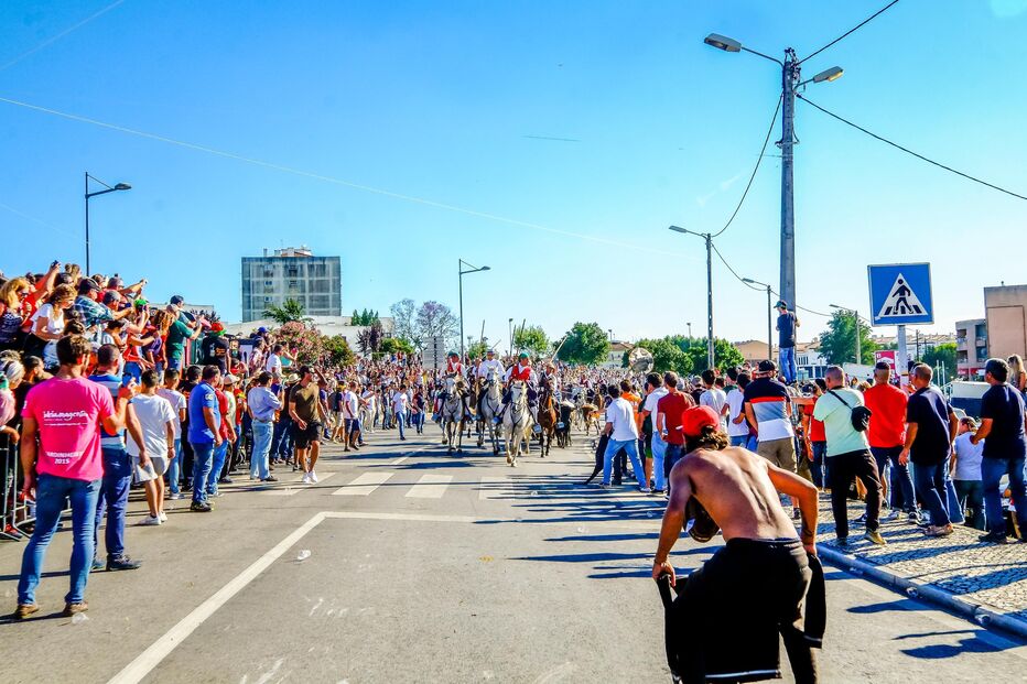 Multidão assiste à tradicional largada de toiros na Festa da Amizade em Benavente
