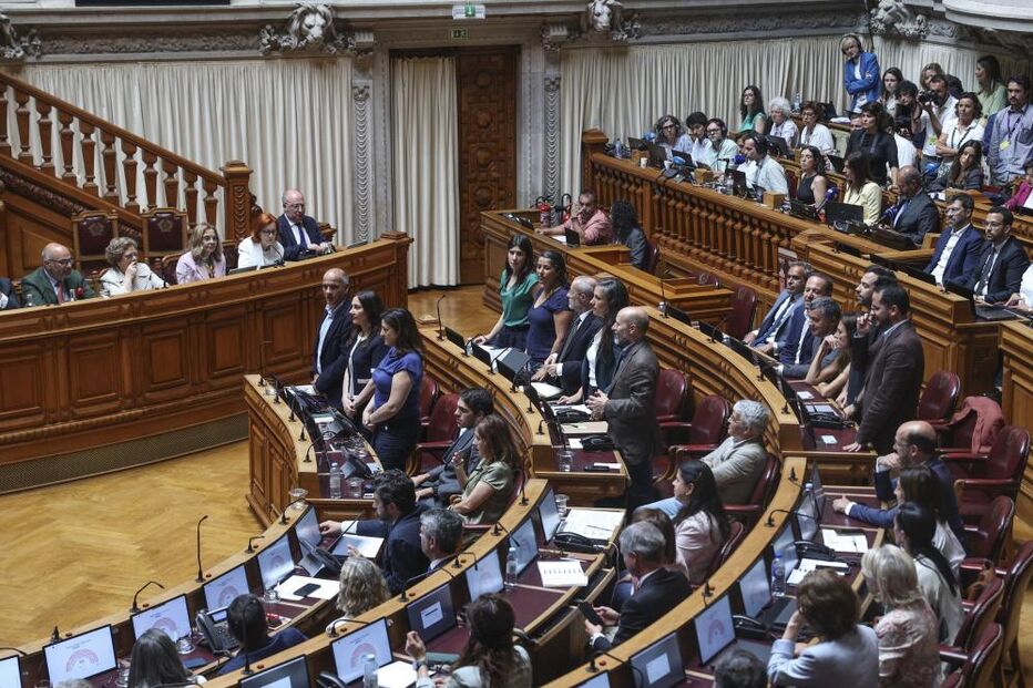 Parlamento aprova distribuição de lugares com protestos do Livre e acusações ao PSD