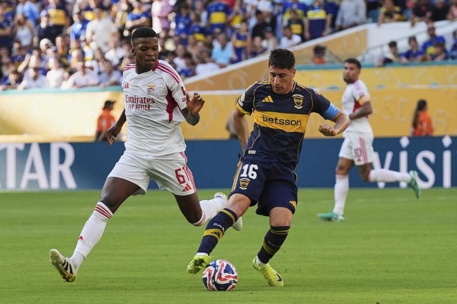 Jogo de futebol com jogadores do Benfica e do Boca Juniors em campo