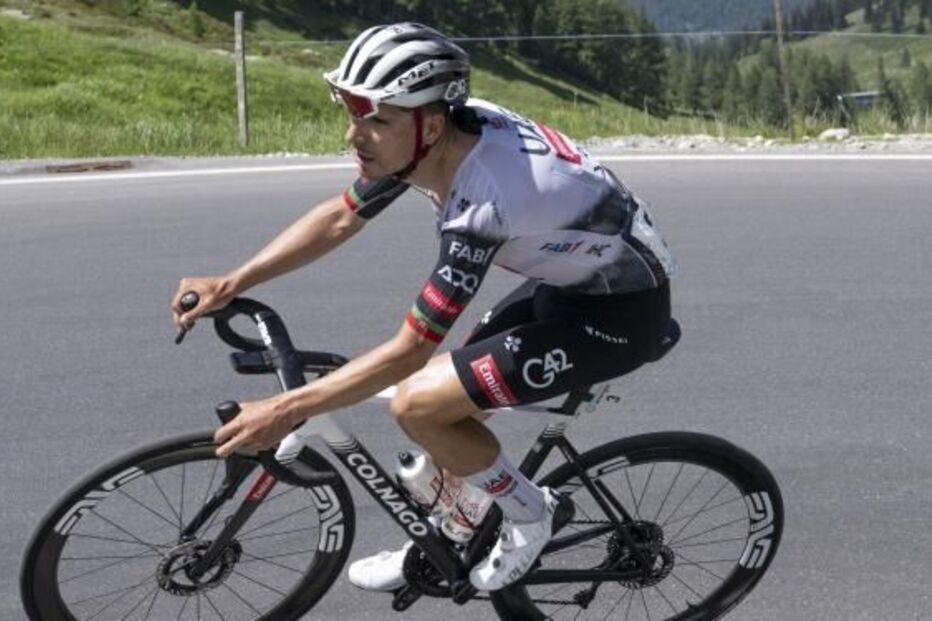 Ciclista em competição numa estrada de montanha