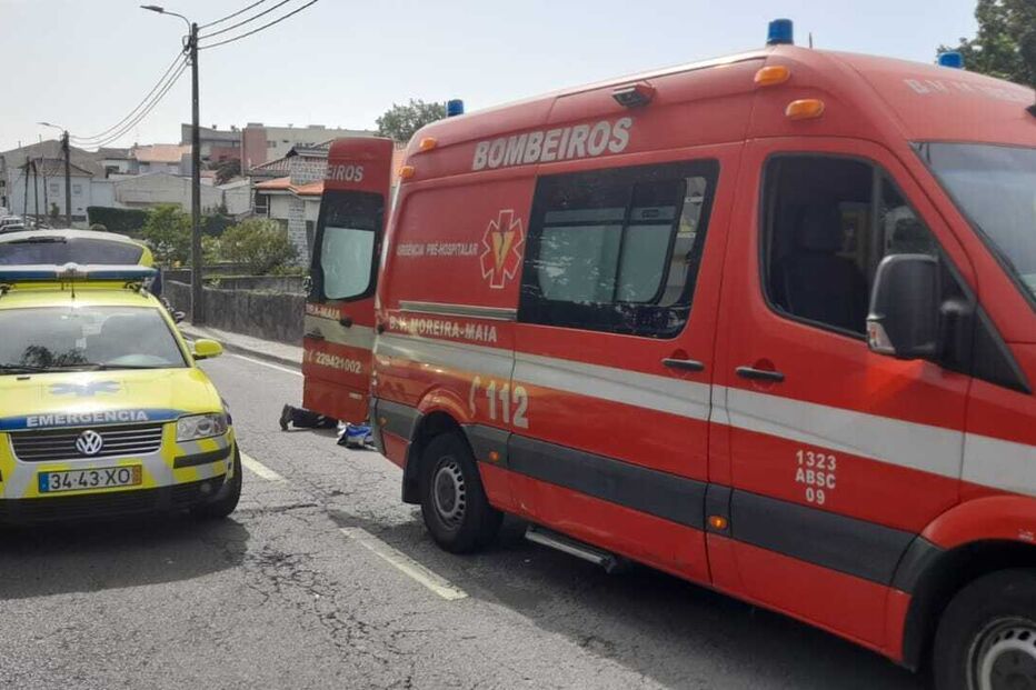 Ambulância dos bombeiros e veículo de emergência no local