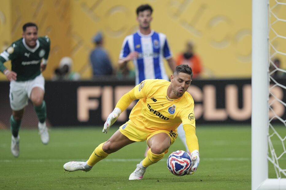 Guarda-redes do FC Porto defende a baliza durante o jogo