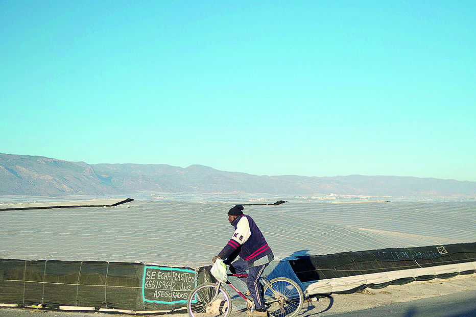 Agricultor de bicicleta denuncia políticas de imigração na Dinamarca