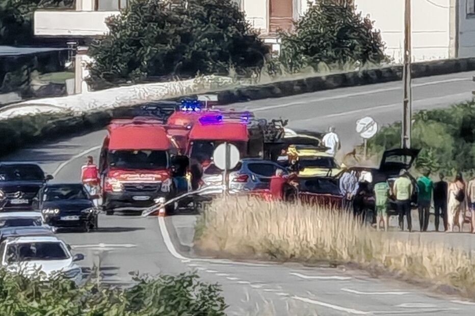 Colisão de carros em Barcelos causa ferimentos; vítimas encaminhadas para o hospital