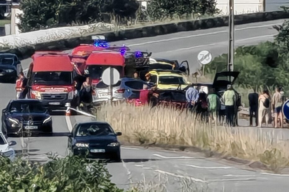 Colisão de carros em Barcelos causa três feridos, com assistência no local e transporte ao hospital
