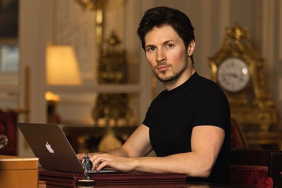 Pavel Durov trabalha num computador num escritório decorado