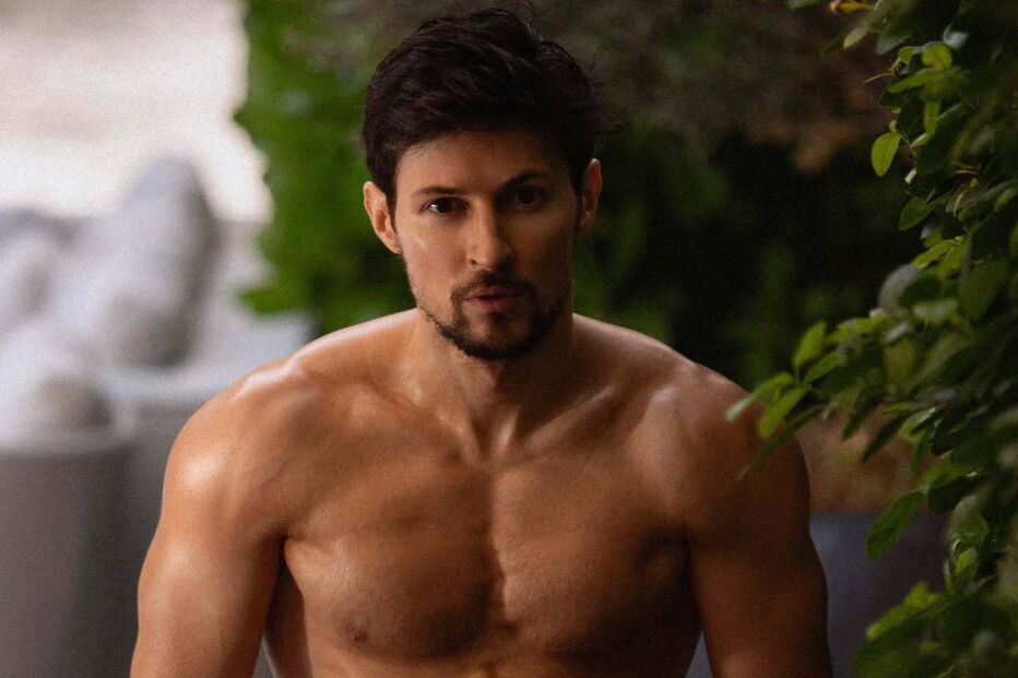 Homem sem camisa relaxa numa banheira de gelo