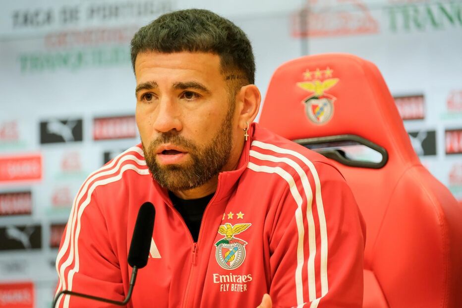 Otamendi marcou um autogolo no jogo do Benfica com o Boca Juniors