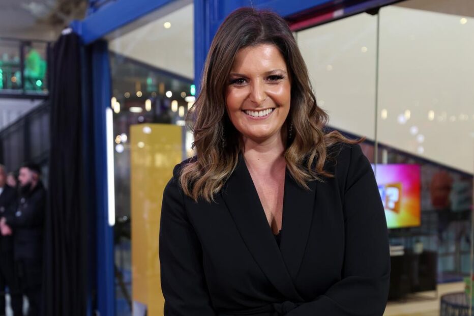 Apresentadora de televisão surge num evento com um fato preto elegante