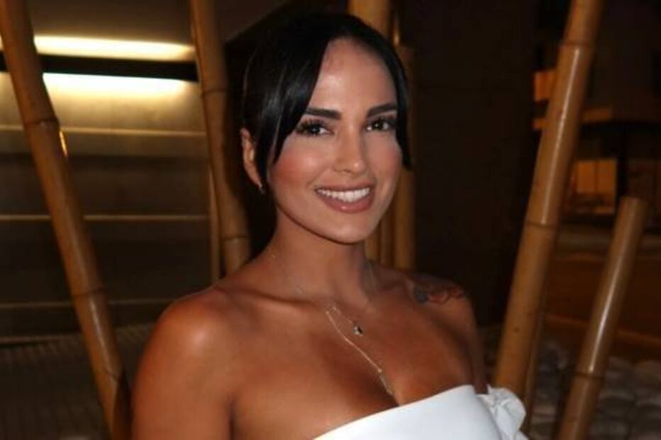 Retrato de mulher sorridente com vestido branco