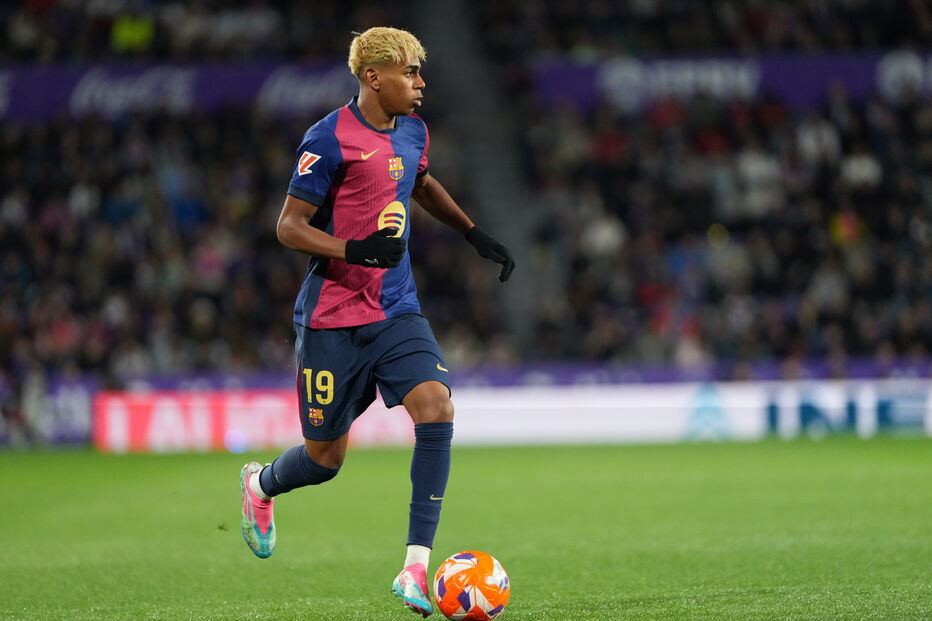 Jogador do Barcelona com a bola durante um jogo